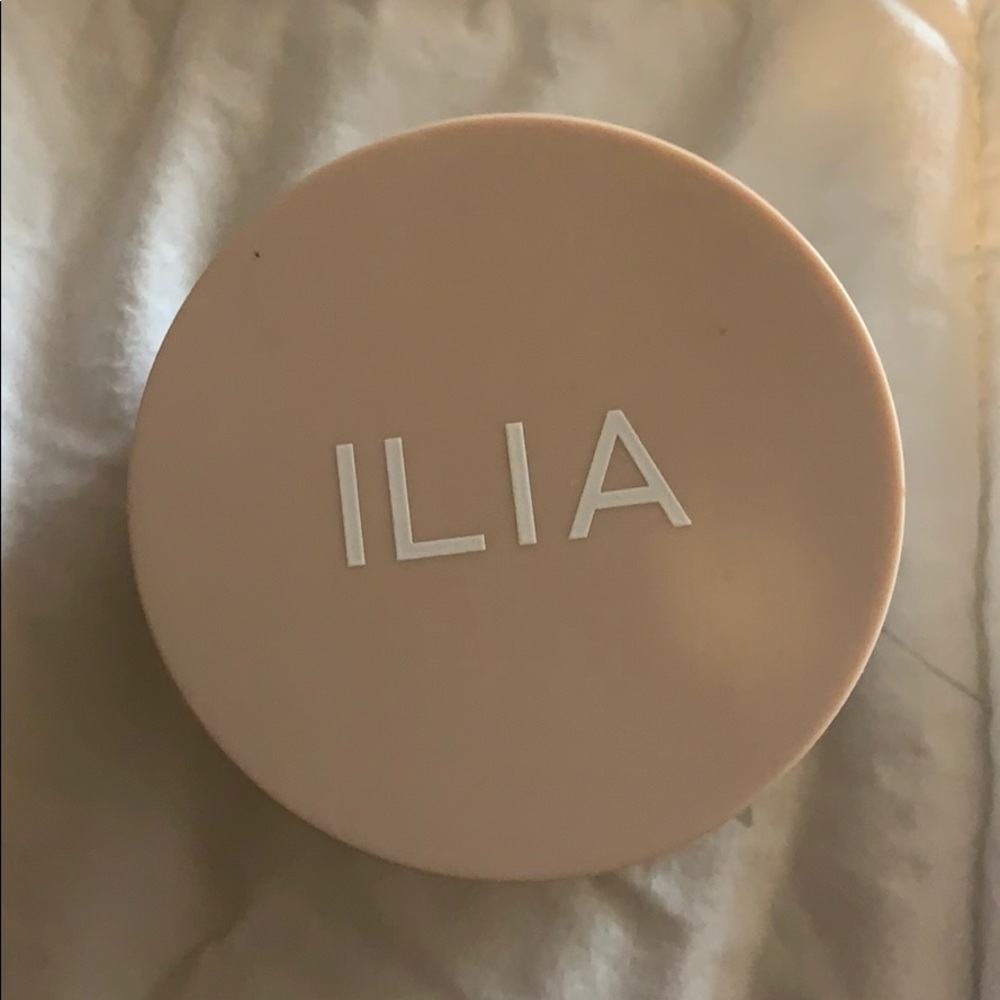 Ilia soft focus finishing powder